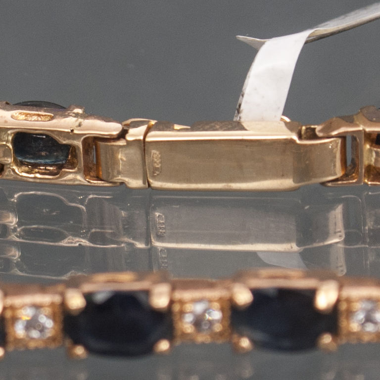 Gold bracelet with saphires