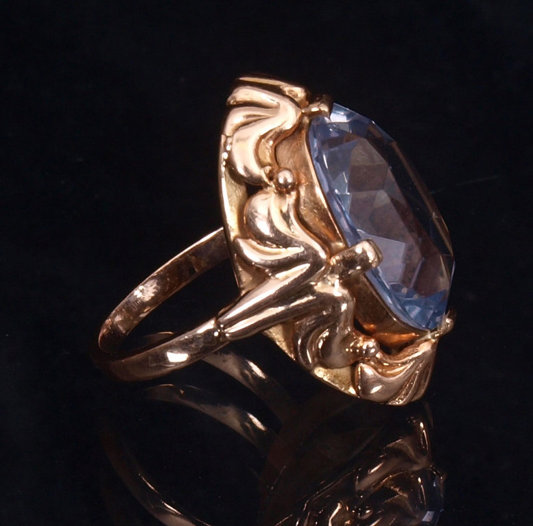 Золотое кольцо с синтетическим сапфиром