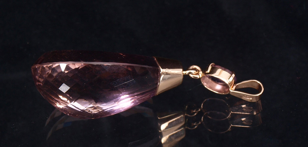 Golden pendant with amethyst