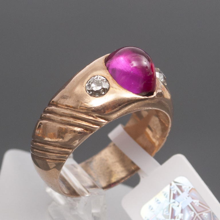 Золотое кольцо с бриллиантами и синтетическим рубином 