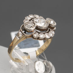 Gold ring with brilliants