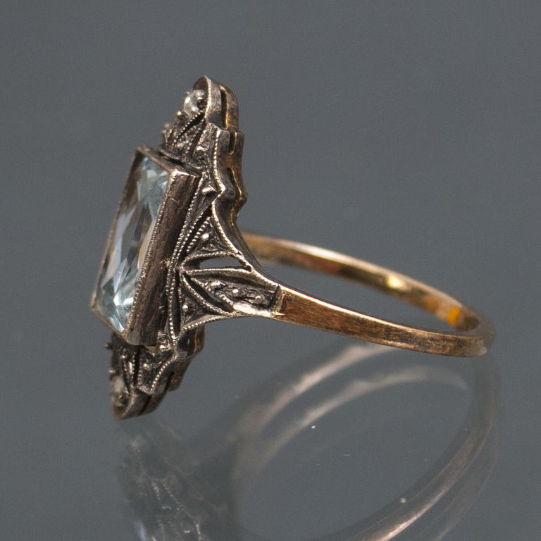 Золотое кольцо с бриллиантами и драгоценными камнями