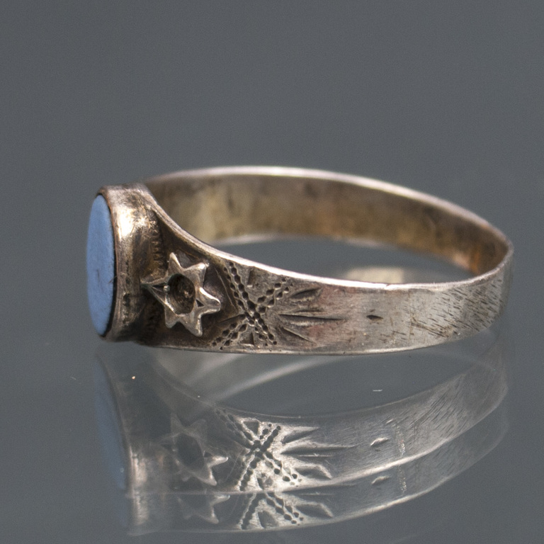 Серебряное кольцо с драгоценным камнем