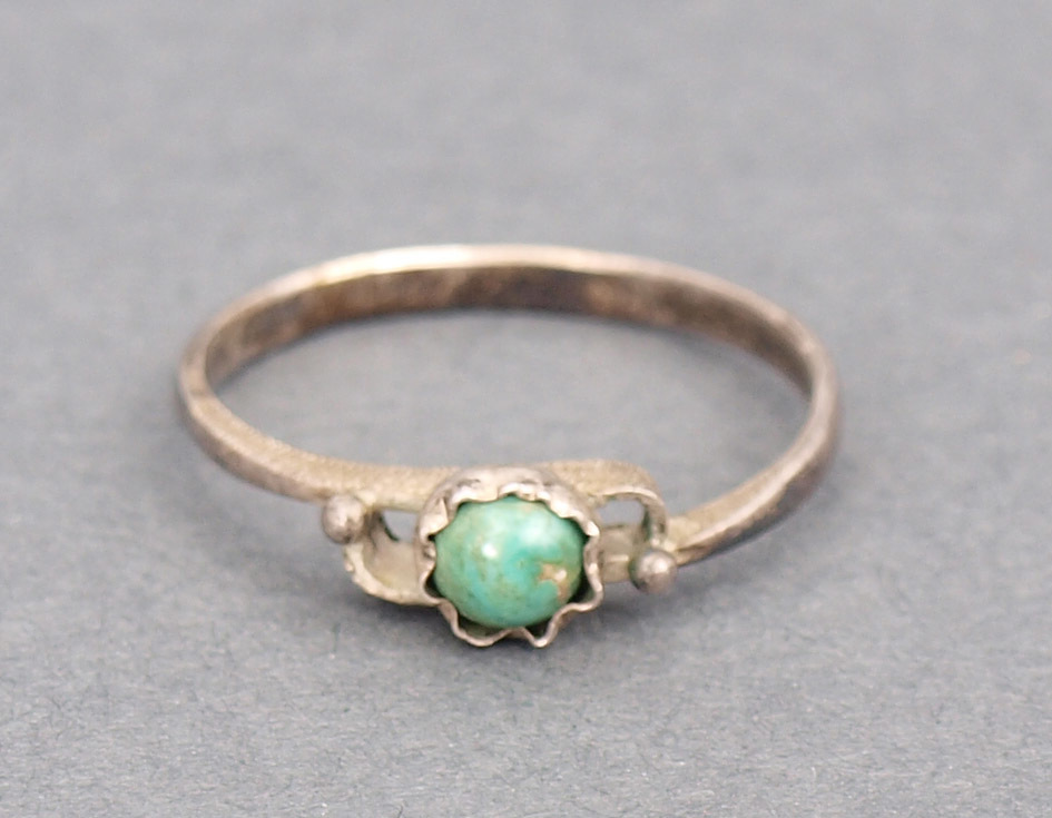 Серебряное кольцо с зеленым камнем