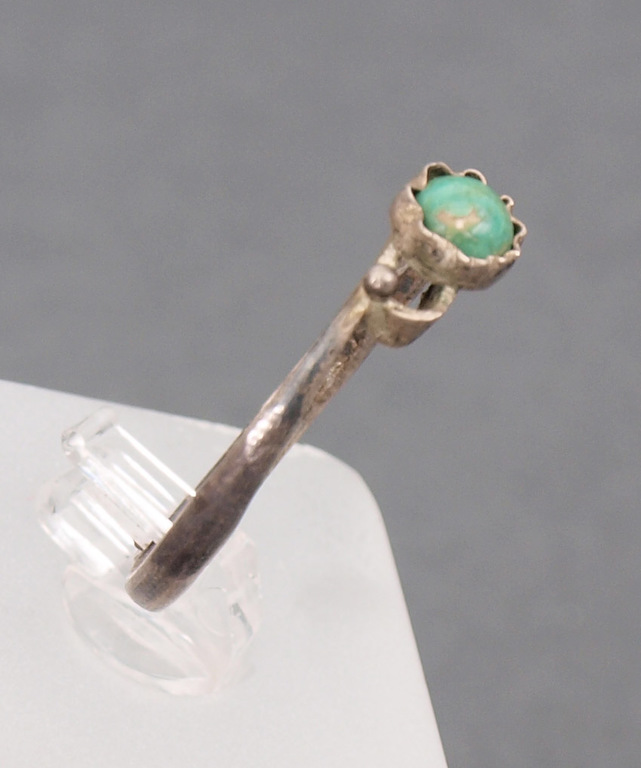 Sudraba gredzens ar zaļu akmeni