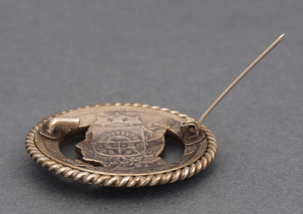 Серебряная брошь изготовлена из монеты 5 латов