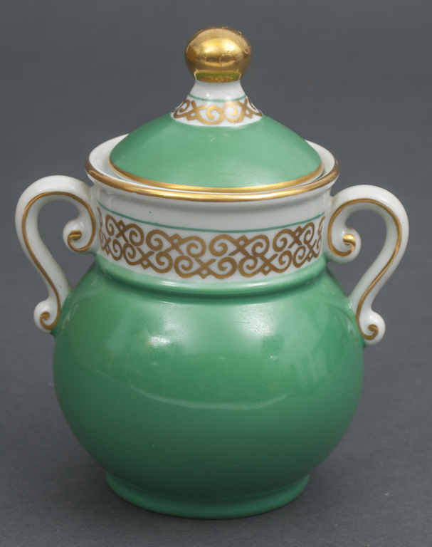 Porcelain cup with lid