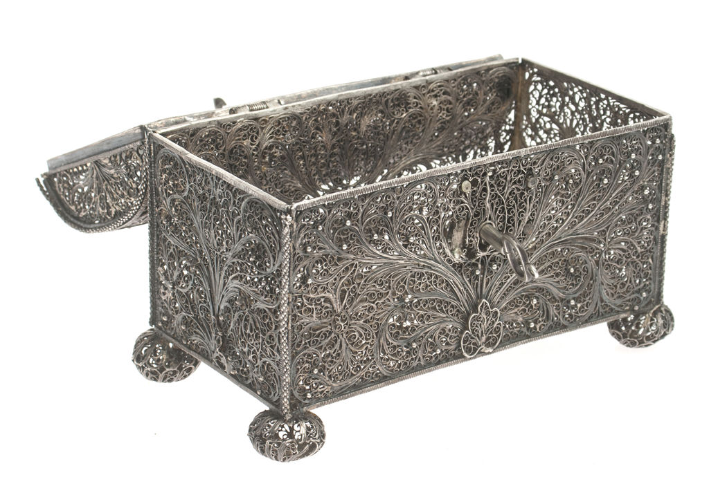 Filigree style silver cascet for etrog 