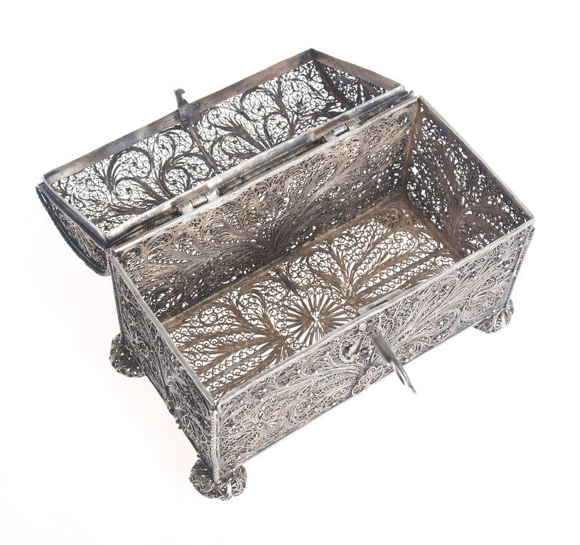 Filigree style silver cascet for etrog 