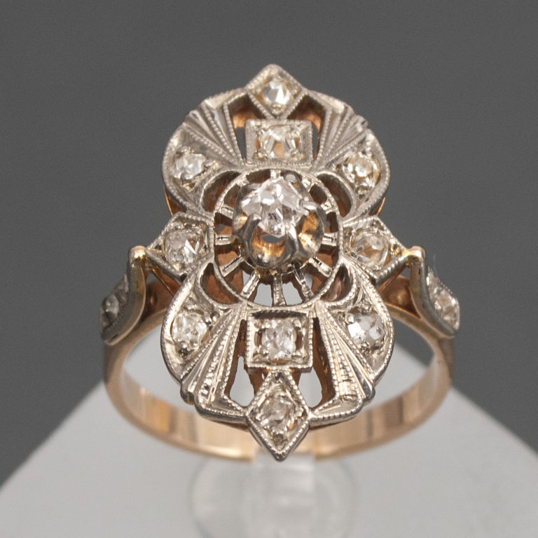 Золотое кольцо с 14 бриллиантами и 1 алмазом