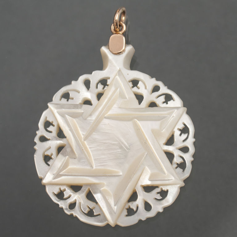 Nacre pendant with gold