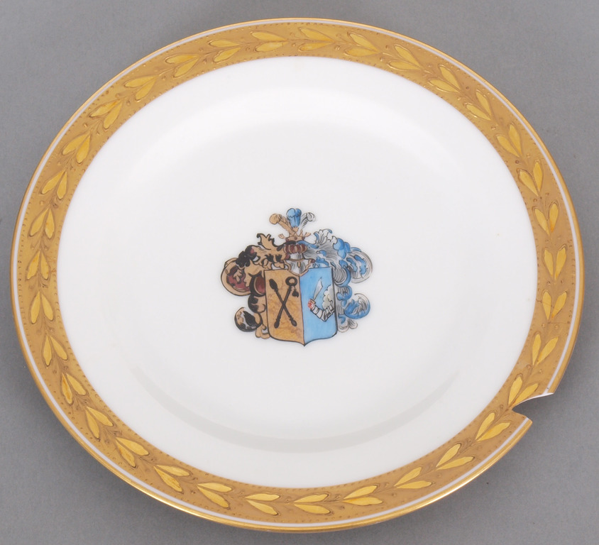 Porcelāna šķīvis ar  Deņisovu dzimtas gērboni