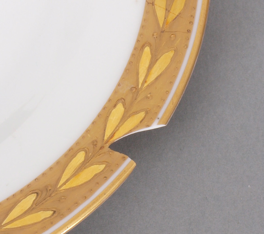Porcelāna šķīvis ar  Deņisovu dzimtas gērboni