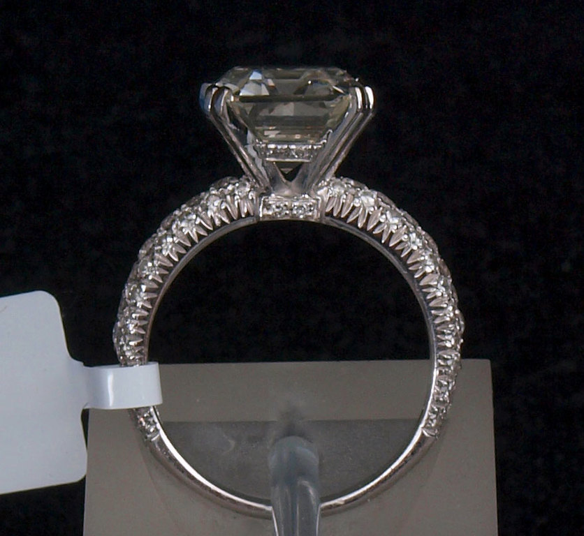 Золотое кольцо с 64 алмазами