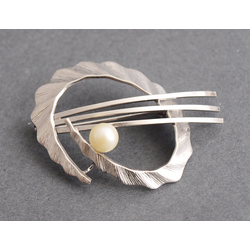 Art deco style silver brooch with pearl