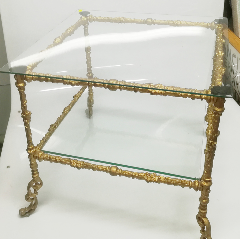Стеклянный стол с бронзовой металлической отделкой