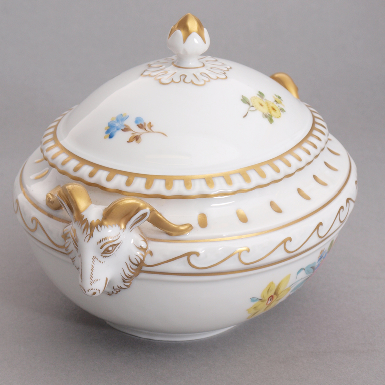 Porcelain utensil for sweets with lid 