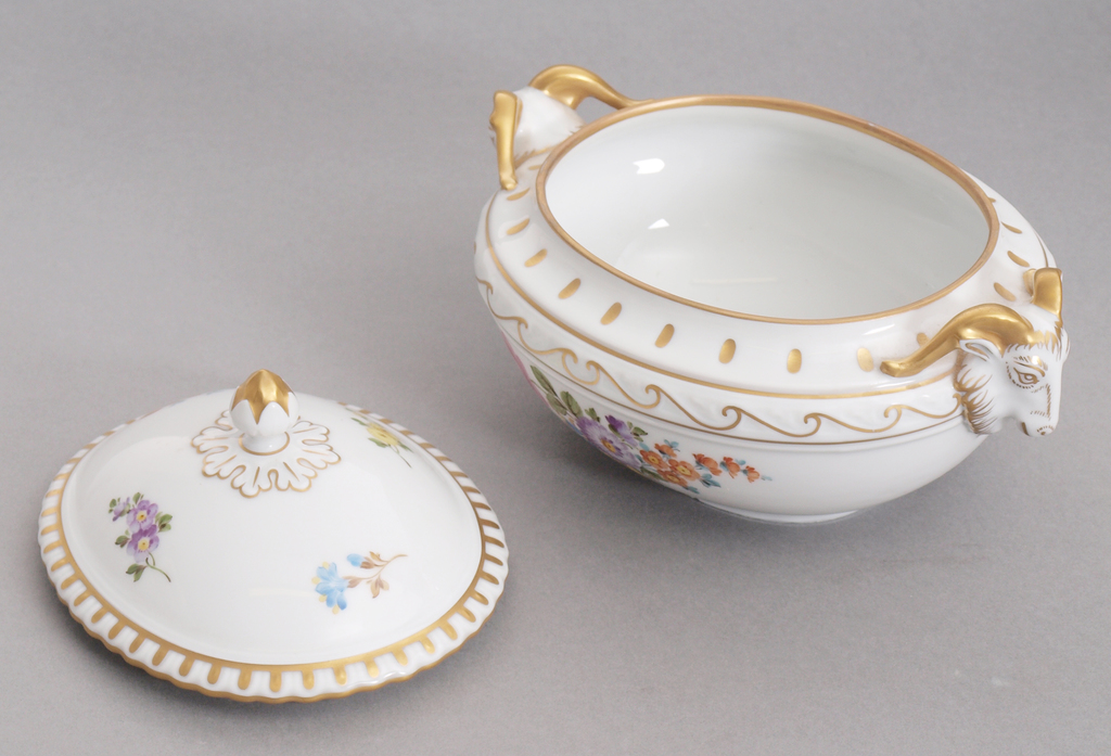 Porcelain utensil for sweets with lid 