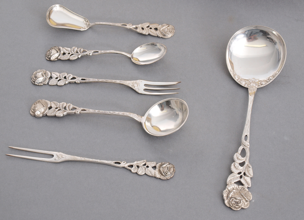 Set of silver dessert cutlery 