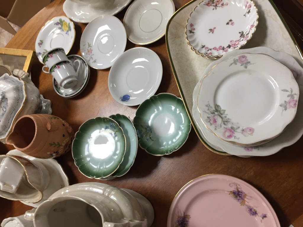 Set of random porcelain items