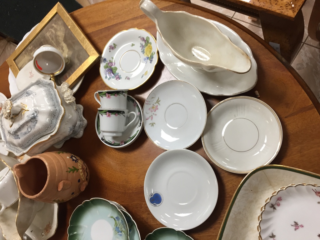 Set of random porcelain items