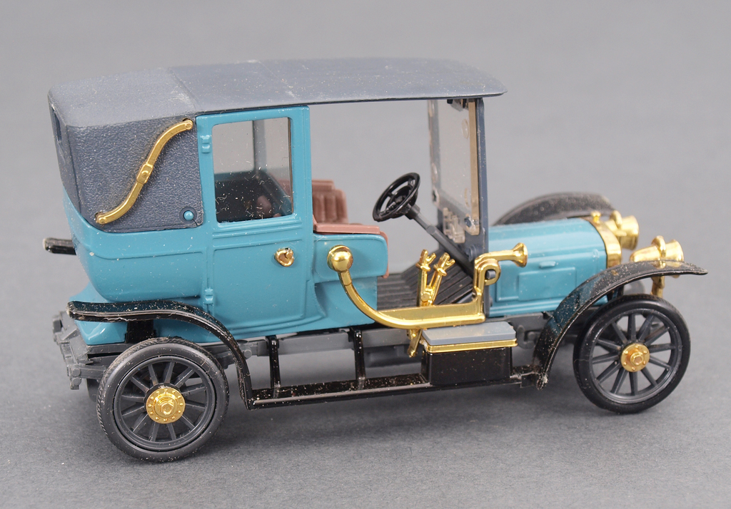 Модель автомобиля Руссо-балт в оригинальной коробке