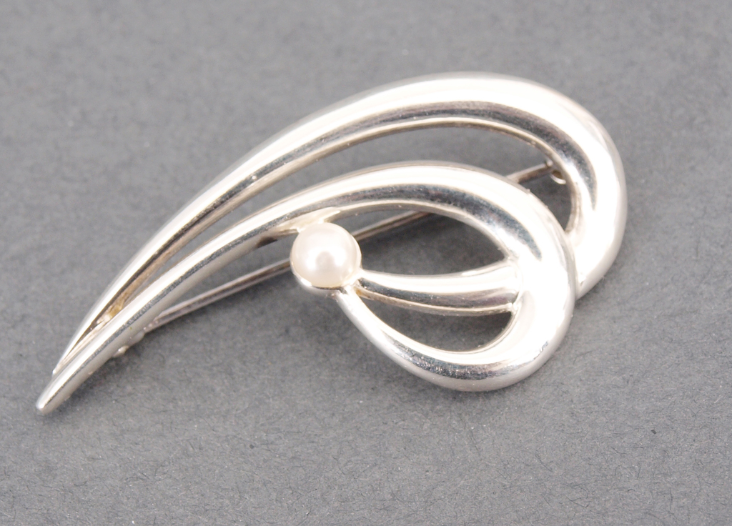 Silver art deco style brooch with pearl