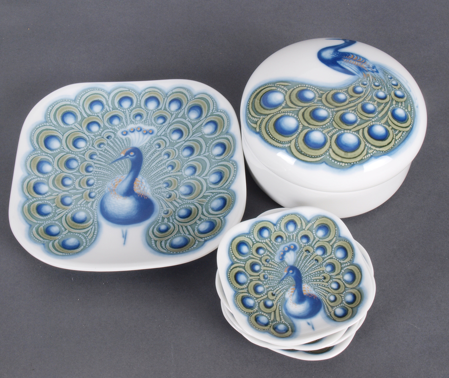 Set of porcelain dessert dishes 