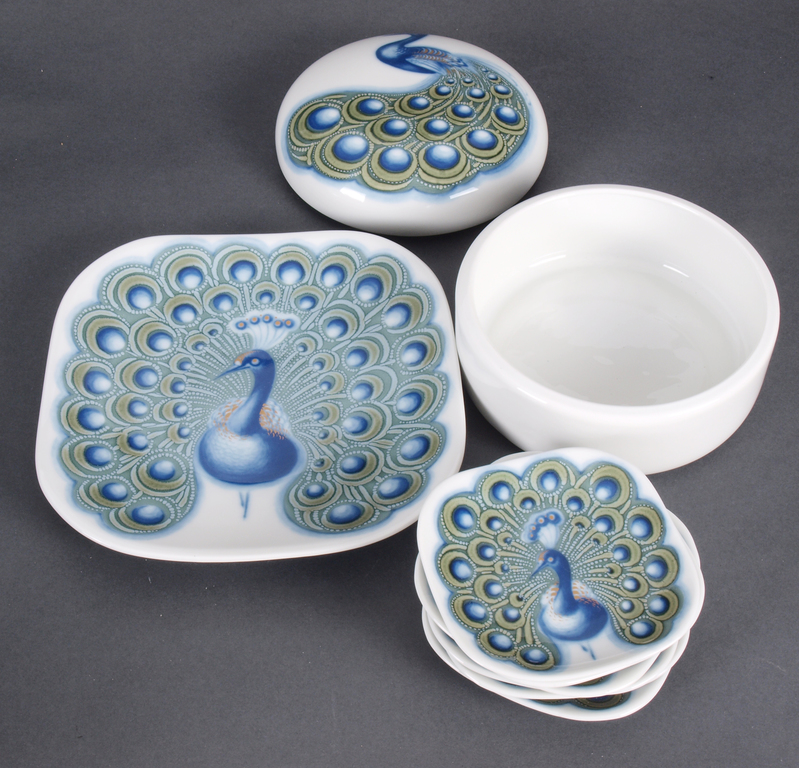 Set of porcelain dessert dishes 