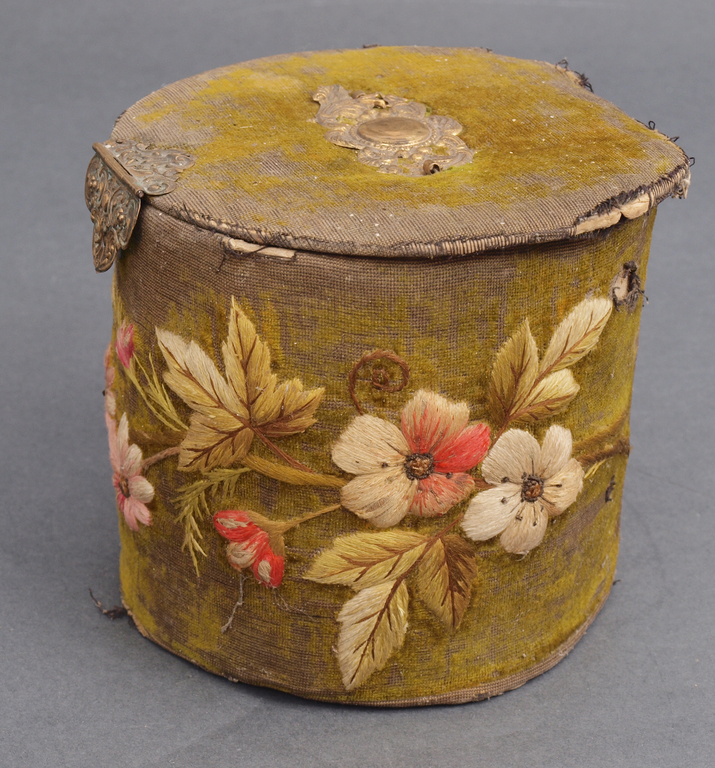 Art Nouveau handicraft box with embroidery and bronze details