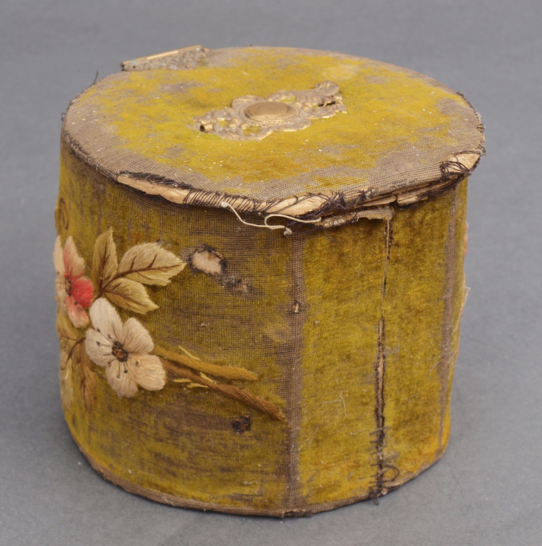Art Nouveau handicraft box with embroidery and bronze details