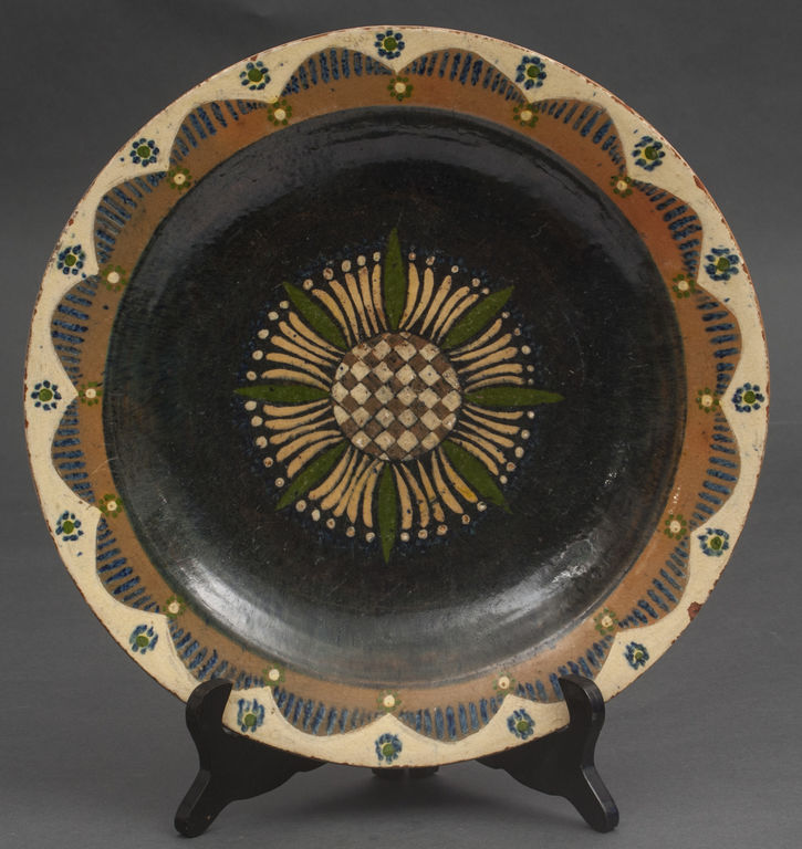 Керамическая тарелка из Экабс Дранда