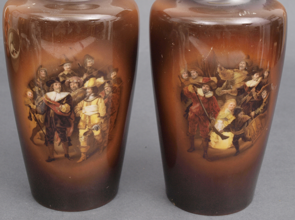 Фарфоровые вазы 2 шт. с Рембрандт картины 
