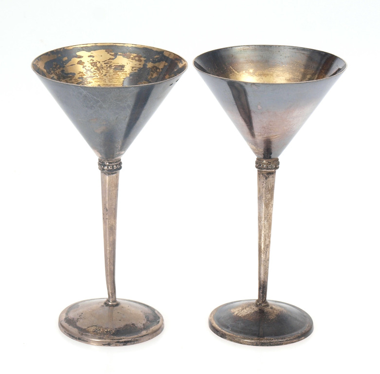 Две серебряные стаканы