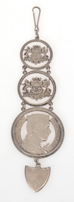 Piekariņš - pulksteņa kēde izgatavota no Latvijas piecu, divu un viena lata monētām