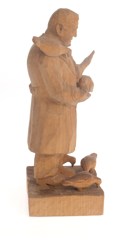 Деревянная фигура «Мужчина с голубями»