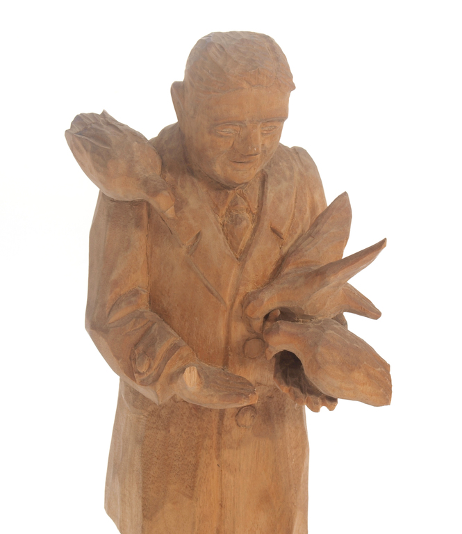 Деревянная фигура «Мужчина с голубями»