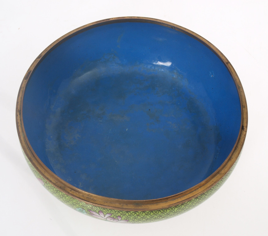 Metal bowl with lid