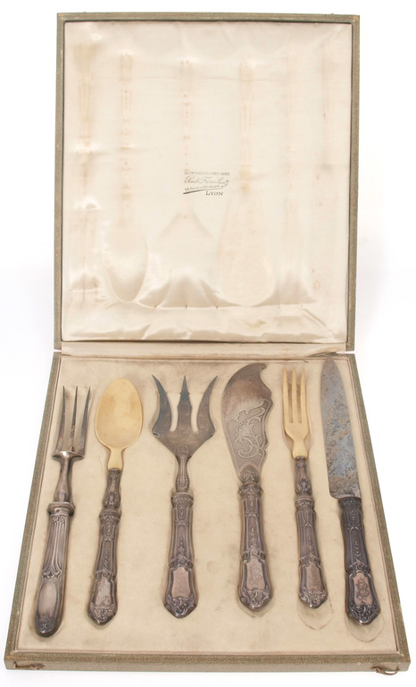 Set - 3 forks, 2 knives and spoon