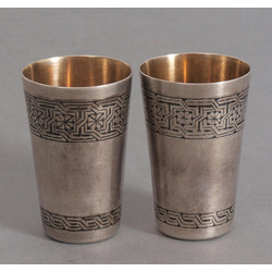 Две серебряные чашки