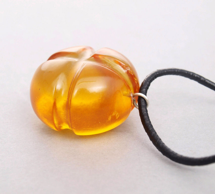 Amber pendant with leather strings