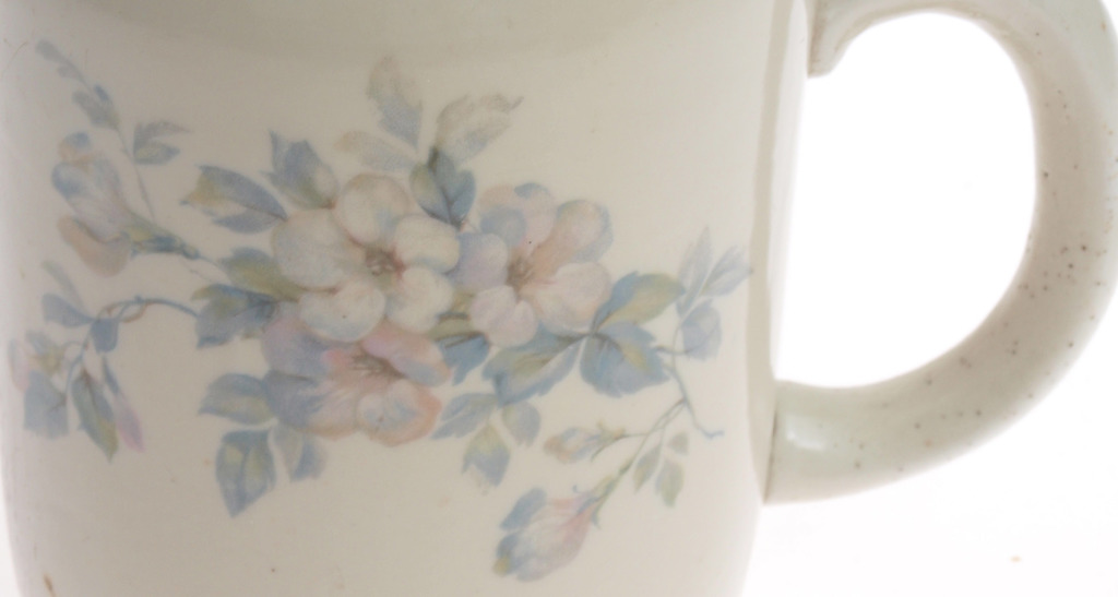 Porcelāna krūze-kauss ar ziedu motīvu