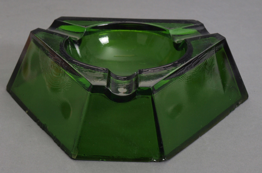 Zaļas krāsas stikla pelnu trauks 