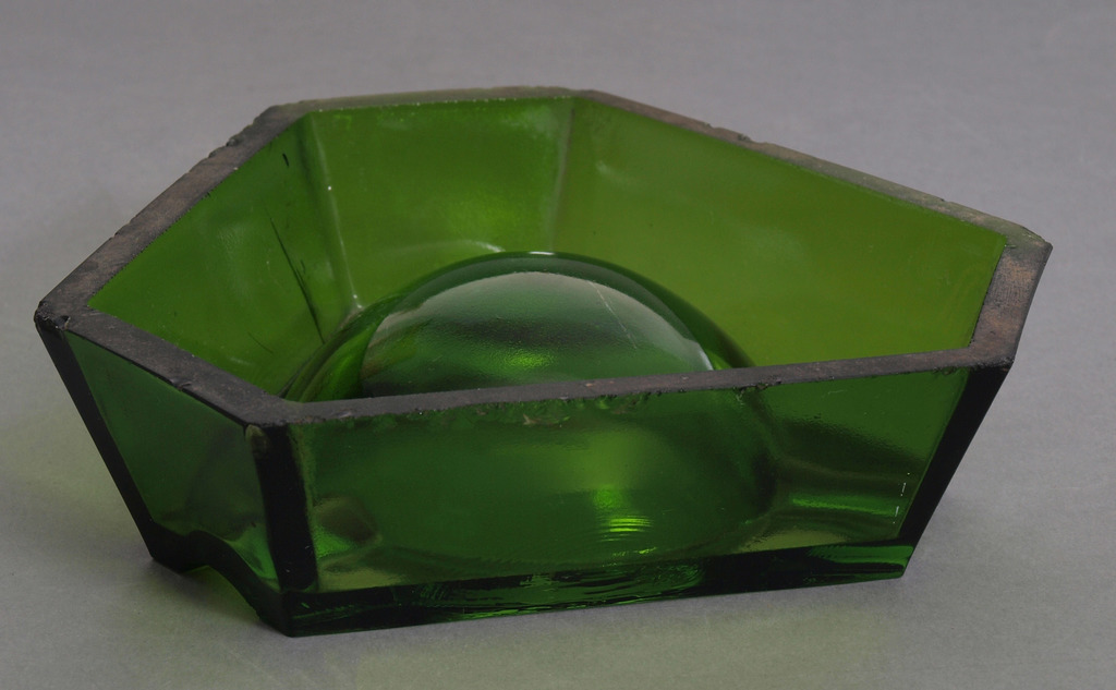 Zaļas krāsas stikla pelnu trauks 