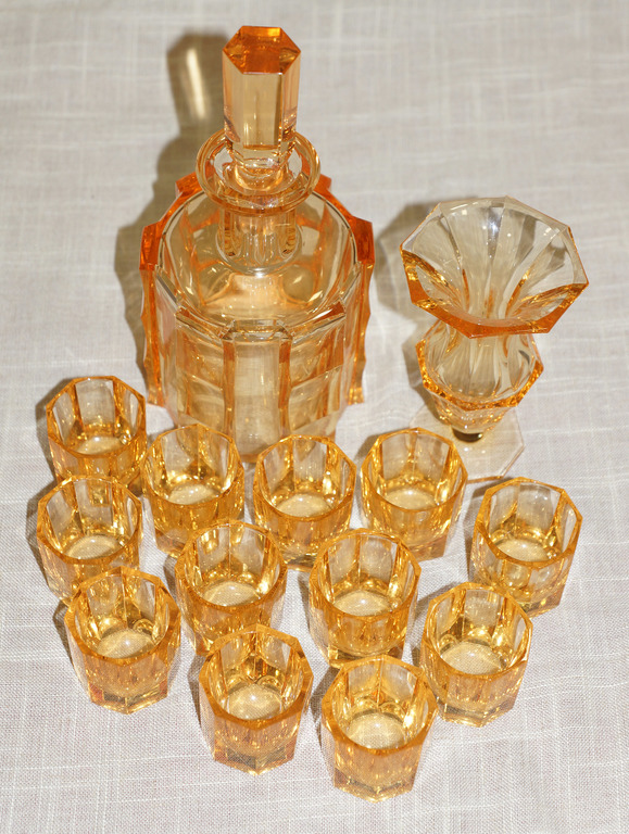 Stikla komplekts - vāzīte, karafe, 12 glāzītes