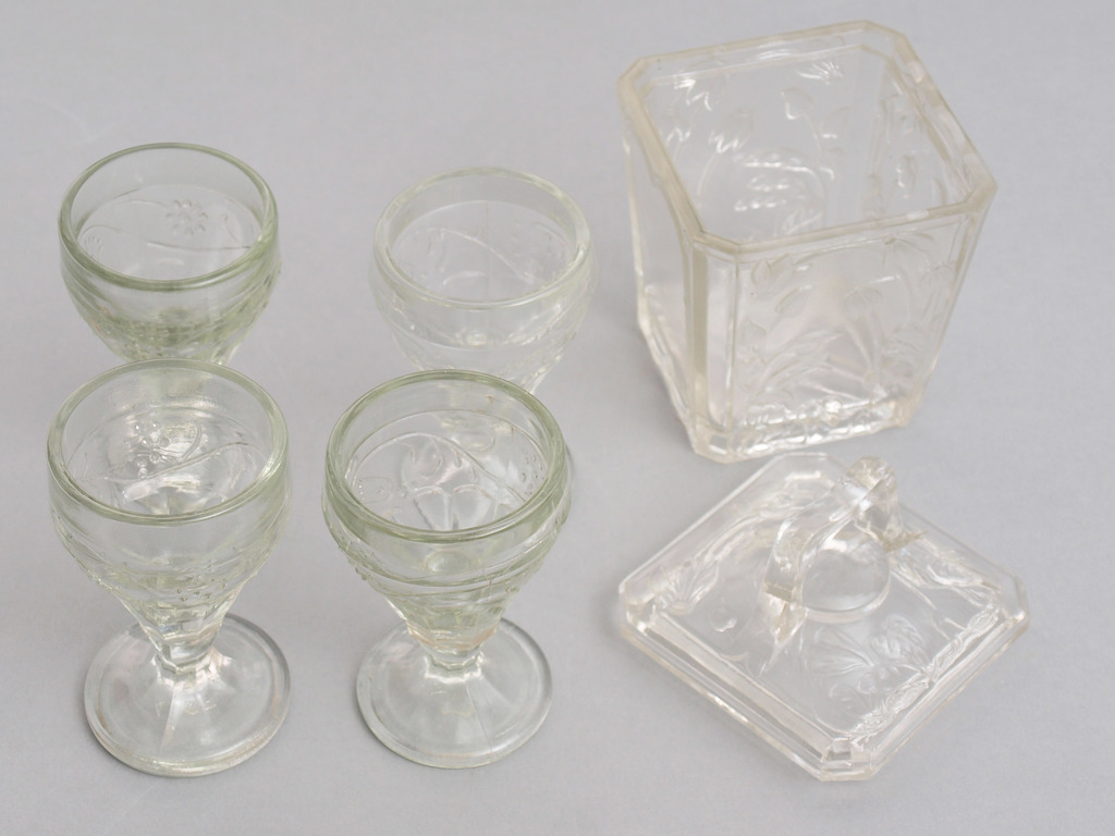 Stikla komplekts - trauciņš, 4 glāzītes