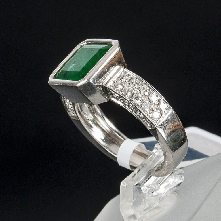 Baltā zelta gredzens ar smaragdu un briljantiem