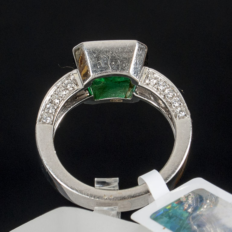White gold ring with emerald and brilliants