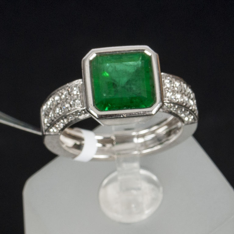 White gold ring with emerald and brilliants