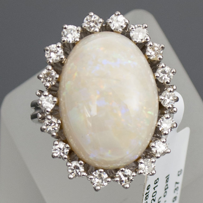 Zelta gredzens ar opālu un briljantiem